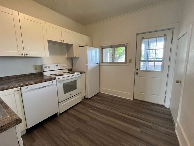 Building Photo - Renovated East Hillside 2 Bedroom 1 Bath S...