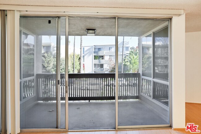 Building Photo - 809 S Bundy Dr