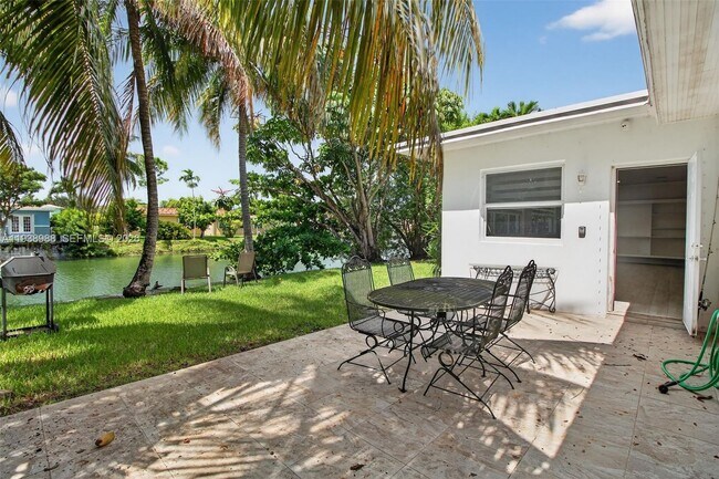 Building Photo - 6090 SW 63rd Ave