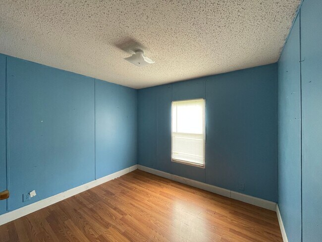 Building Photo - Country living with spacious front and backyard - 3 beds/ 2bath available now!!