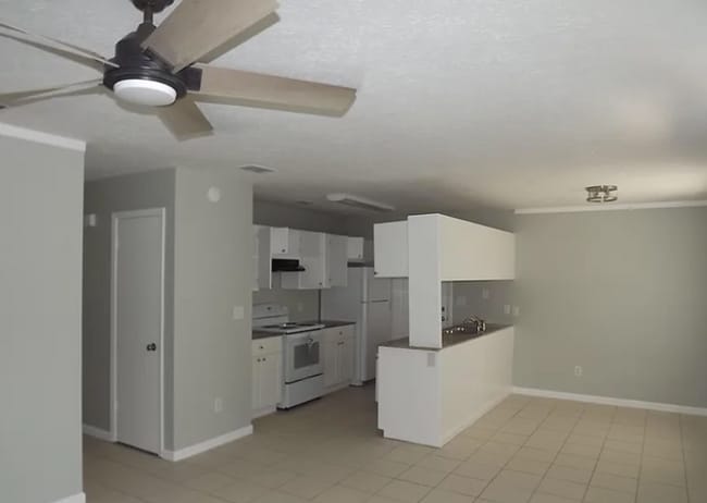 Building Photo - 2712 Oak Hammock Dr