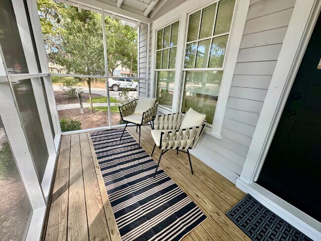 Building Photo - Low Country Cottage located in the Heart of Bluffton!