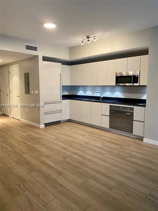 Building Photo - 1010 Brickell Ave