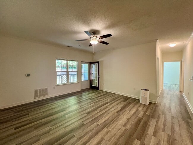 Building Photo - 3-Bed, 2-Bath Condo with Garage!