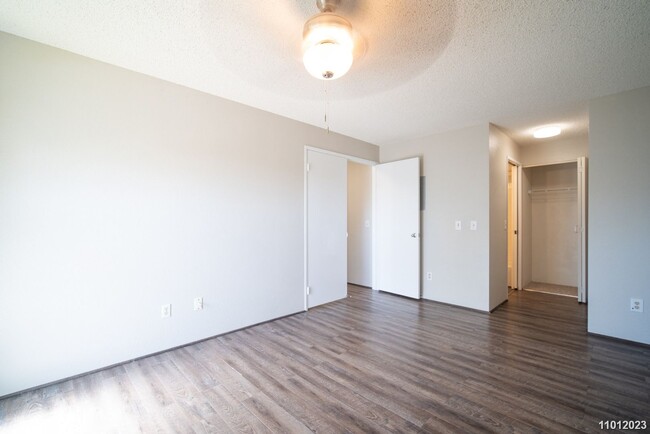 Building Photo - 2 bd, 2 ba 2 parking second story townhome...