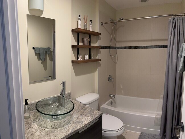 Building Photo - 2117 W Gladys Ave