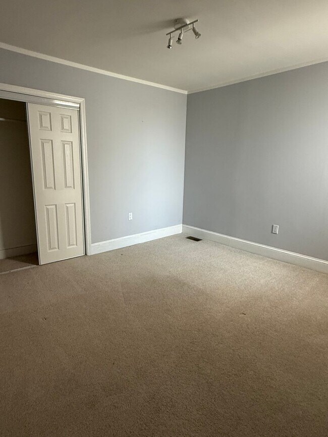 Building Photo - Spacious 3-Bedroom 1.5-Bathroom Home in Po...