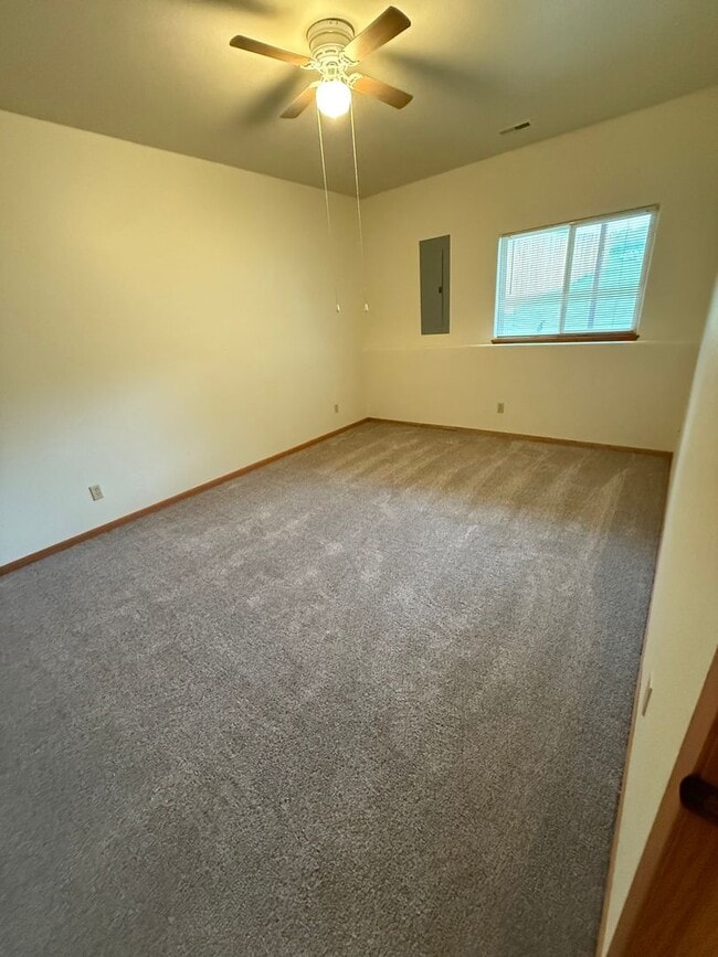 Building Photo - Large 3-Bedroom Condo for Rent!