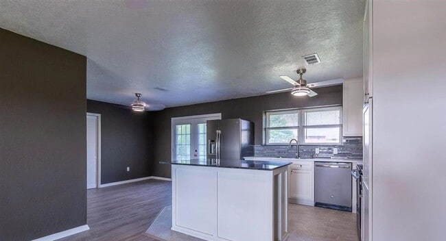 Building Photo - 4724 NW Ridgecrest Dr