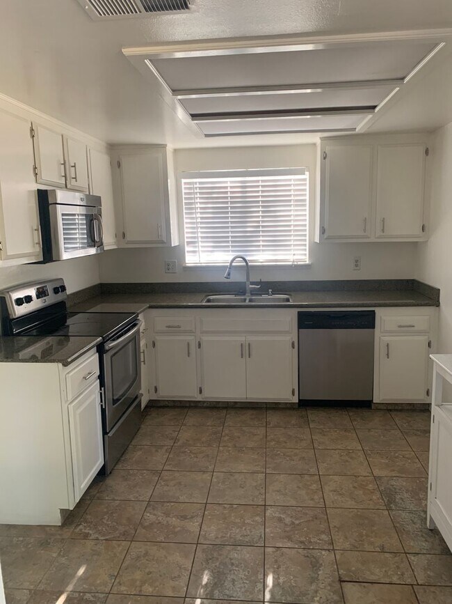 Building Photo - Clean 3 Bedroom / 2 Bathroom House in Sout...