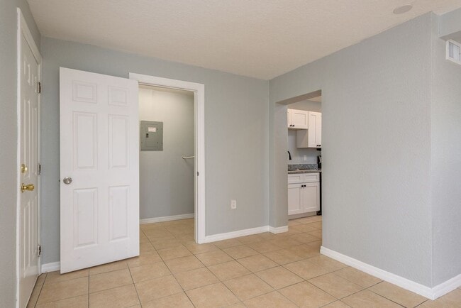 Building Photo - Renovated Home near the Beaches