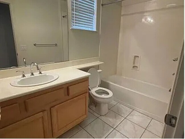 Building Photo - $4830 -- Stunning 4-Bedroom Home in Desira...