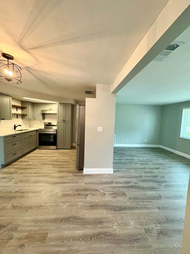 Building Photo - Fully Remodeled Beautiful Home with Bonus ...