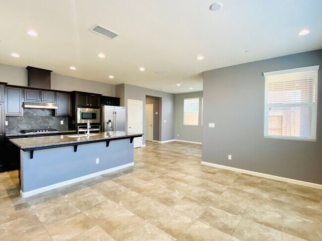Building Photo - $2,395 Belmont & Fowler, 3 Bedroom - N Eli...