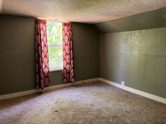 Building Photo - Sutherlin 3 bedroom house with large shop