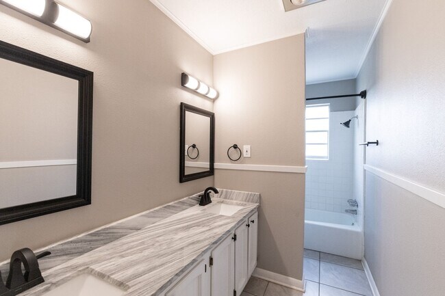 Building Photo - Remodeled 3 bedroom/ 2 bathroom