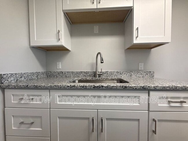 Building Photo - 407 H St