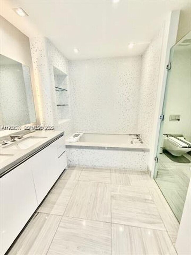 Building Photo - 16901 Collins Ave