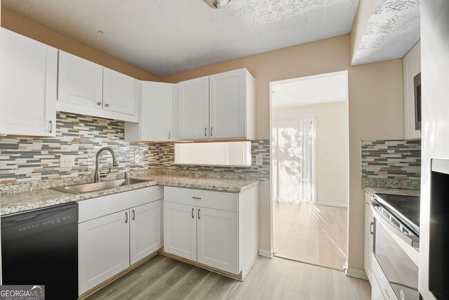 Building Photo - 293 Country Club Dr