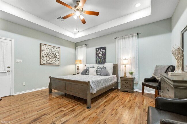 Building Photo - 4 br, 4.5 bath House - 1019 Milner Dr