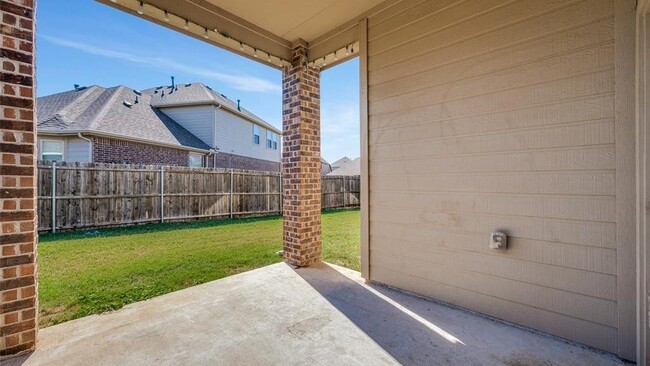Building Photo - 2025 Lake Vista Dr