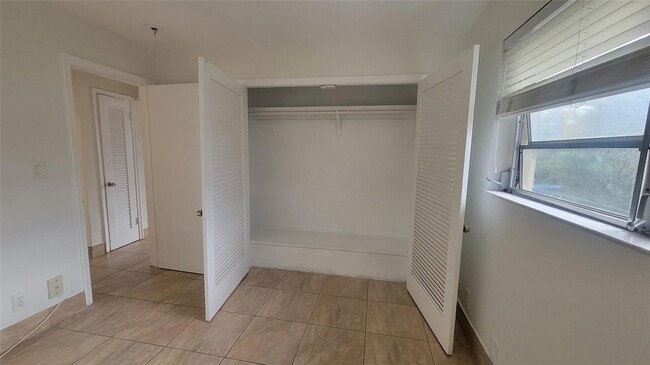 Building Photo - 1821 NE 56th St