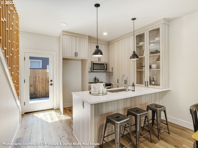 Building Photo - Stunning New Condo in Woodstock with Washe...