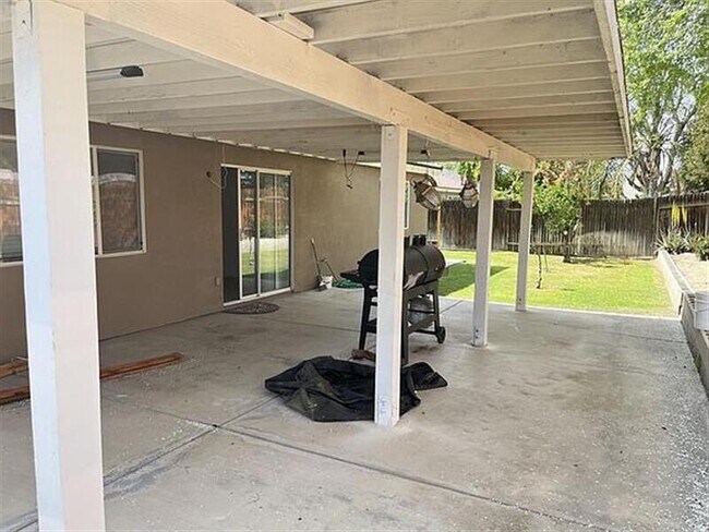 Building Photo - Bakersfield Best Home