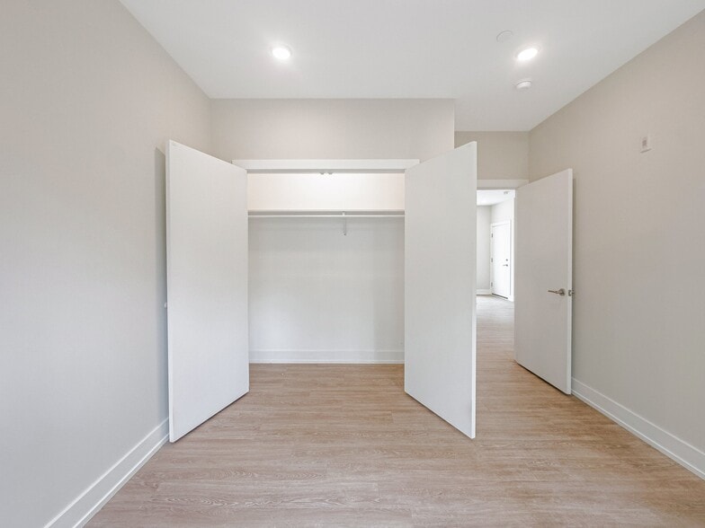 Building Photo - 2155 N Darien St