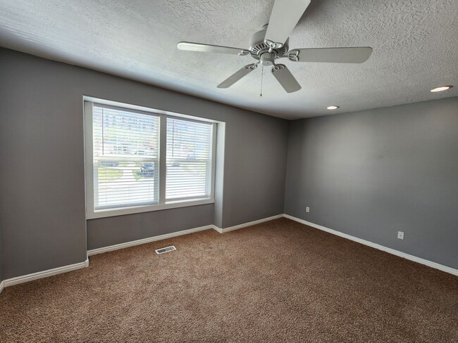 Building Photo - PRICE DROP! 3 bdrm 1.5 bath townhome! You'll love our giant DECK!