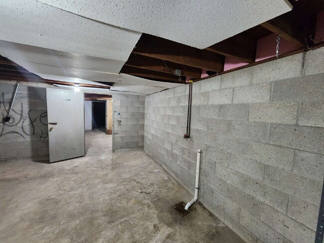 Building Photo - Updated Lower Level Apartment - Kimberly