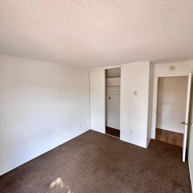 Building Photo - LIGHT & BRIGHT UPGRADED, 2 BEDROOM CONDO, ...