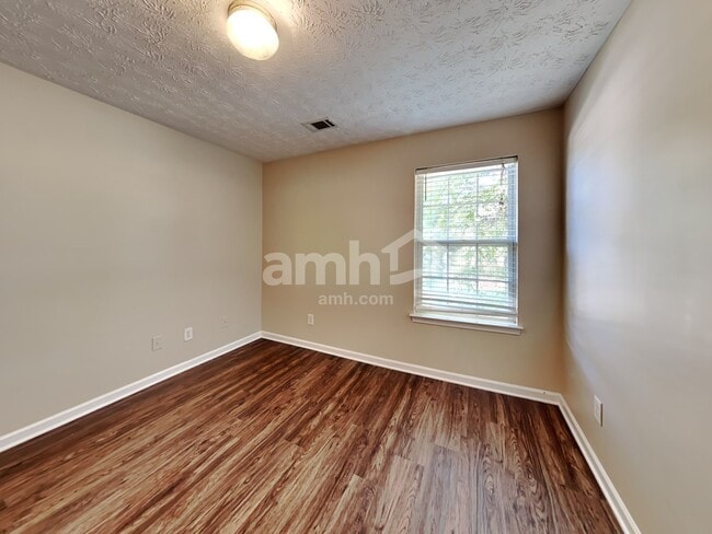 Building Photo - 1905 Barnett W Ct NE