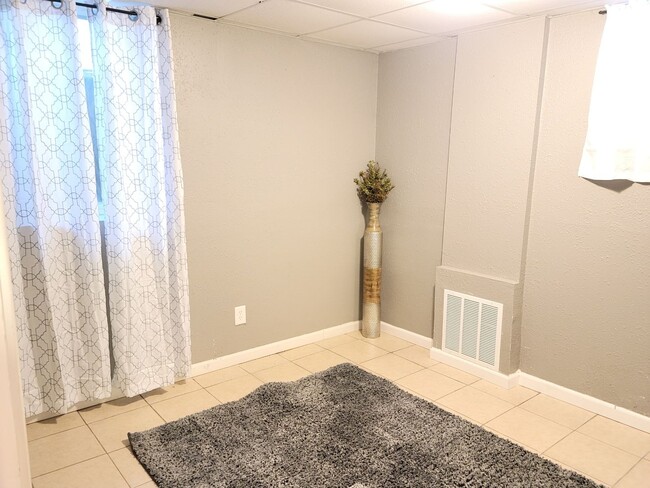 Building Photo - BEAUTIFUL UPDATED 3 BEDROOM 2 BATH HOUSE!