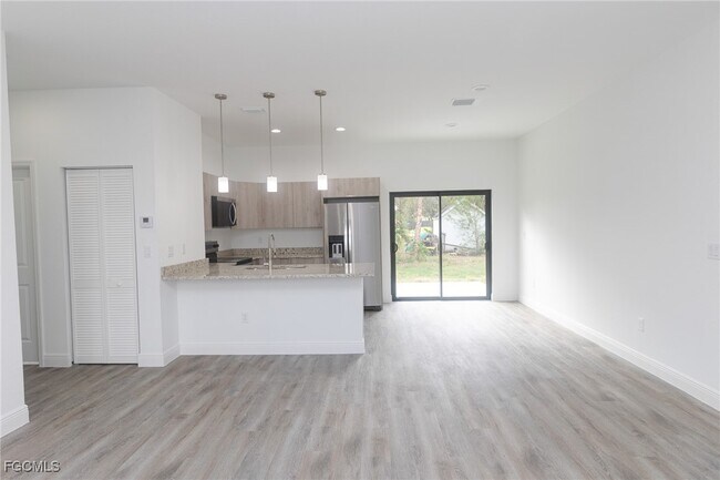 Building Photo - 1123 Deauville St E