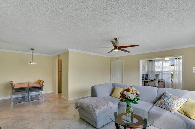 Building Photo - 202 W High Point Terrace