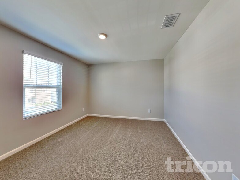 Building Photo - 109 Hyde Pk