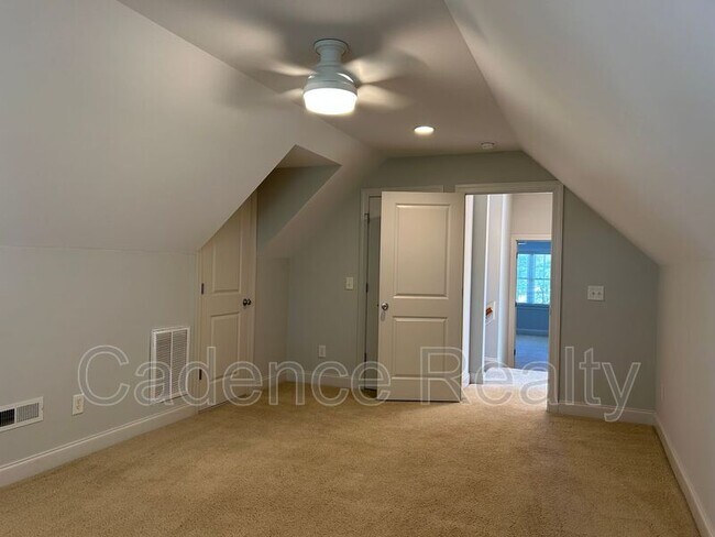 Building Photo - 814 Lambrook Dr