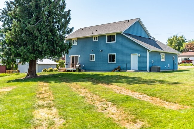 Building Photo - 3 Bed 2 Bath beautiful home on a corner lot in Admirals Cove