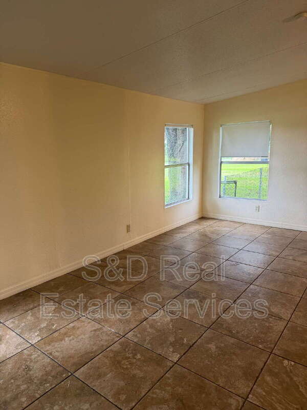 Building Photo - 444 Creek Rd