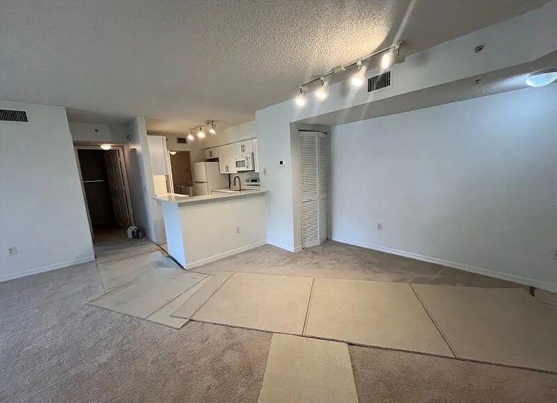 Building Photo - 8950 Colonnades Ct E