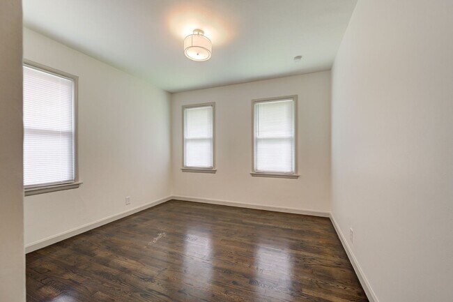 Building Photo - 628 E Hill St