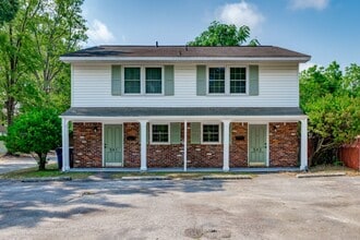 Building Photo - PRE-LEASING FOR THE 26-27 SCHOOL YEAR! DUP...