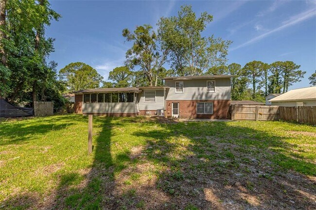 Building Photo - 150 Fairway Oaks Dr