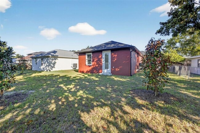 Building Photo - 1515 E Knollwood St