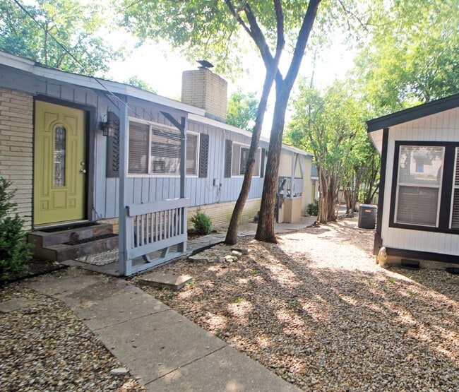 Building Photo - 5Bed/2.5bath with two kitchens, fenced yar...