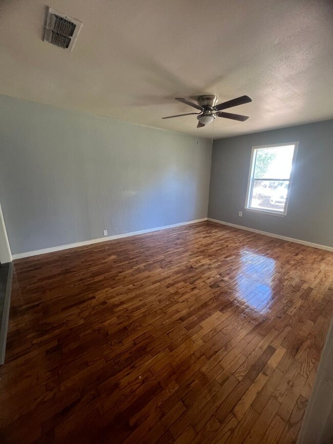 Building Photo - $925/mo $700 deposit $40 application fee