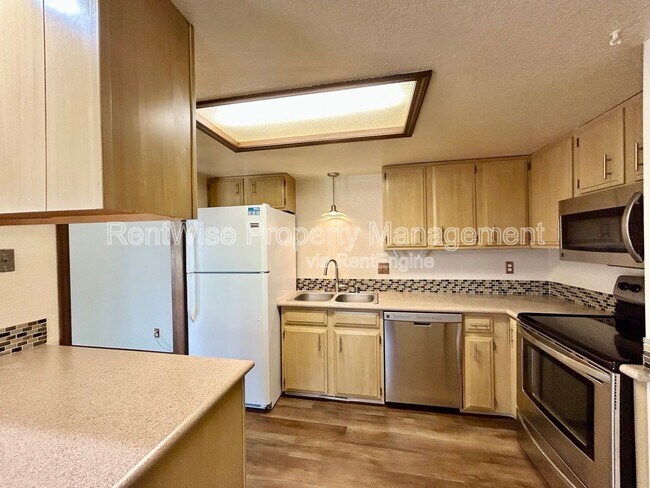 Building Photo - 875 N Gossett Pl