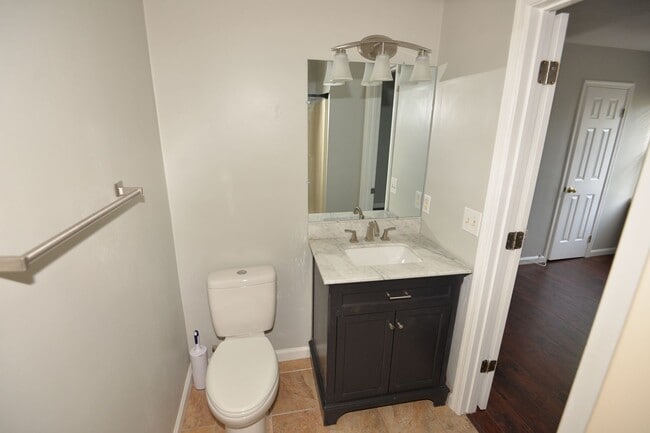 Building Photo - 3 Bedroom Townhome in Kempsville Lakes