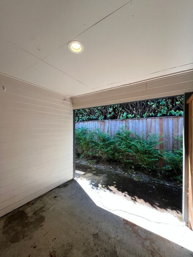 Building Photo - Large 3 Bedroom 2 Bathroom! In-Unit Washer...
